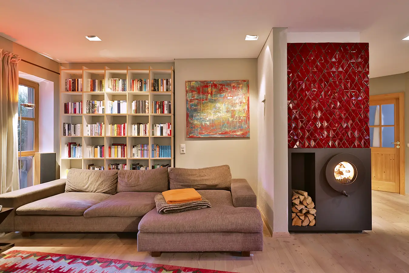 markanter roter Ofen von Ofenbauer Rosenheim