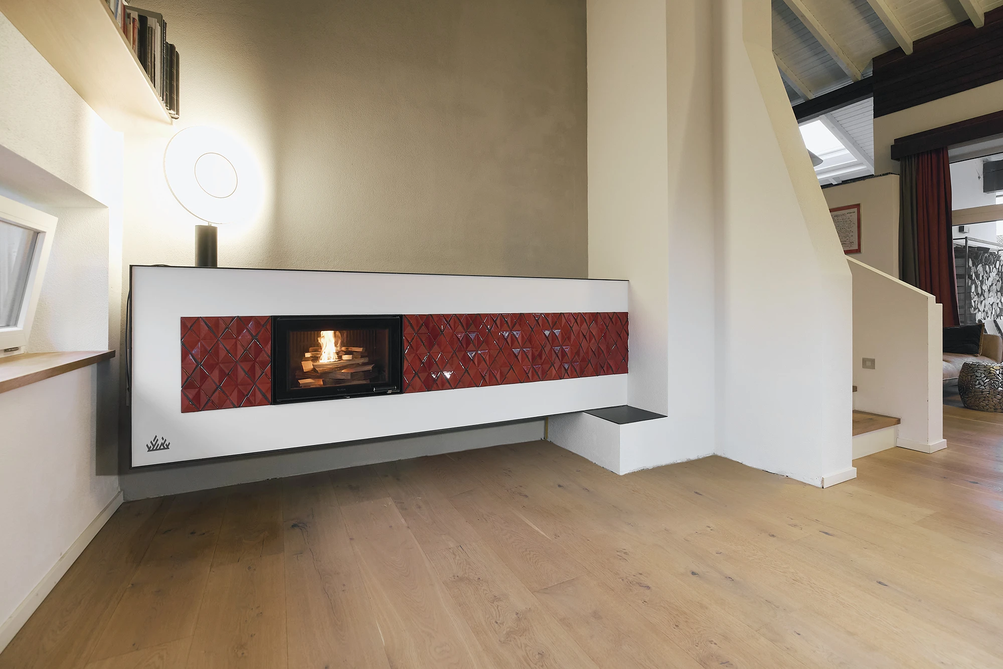 Kachelöfen München- lang und rot