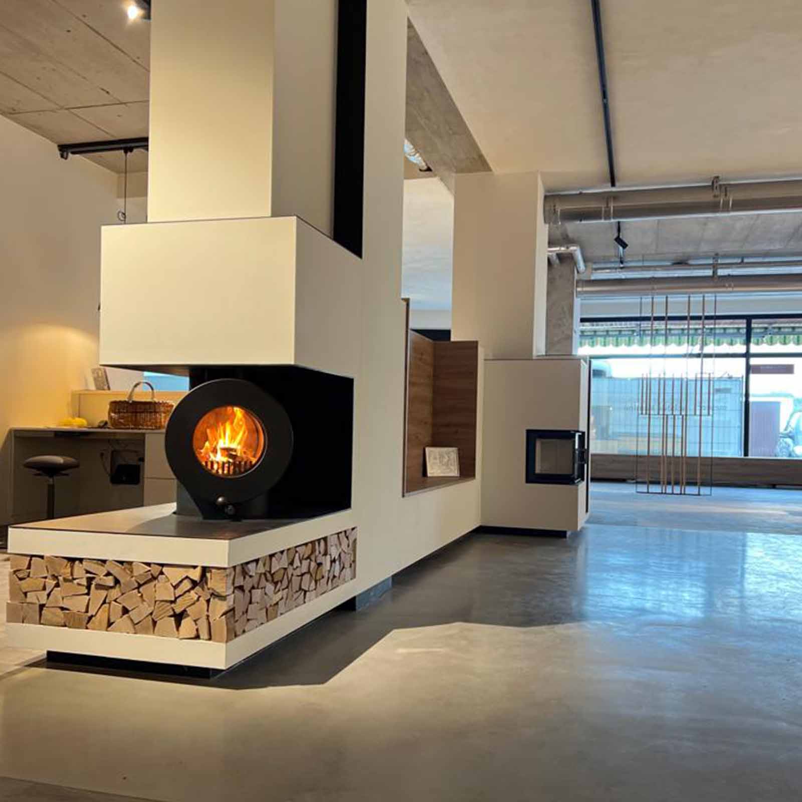 Ofenbau Miesbach Ofen mit einem Holzfach