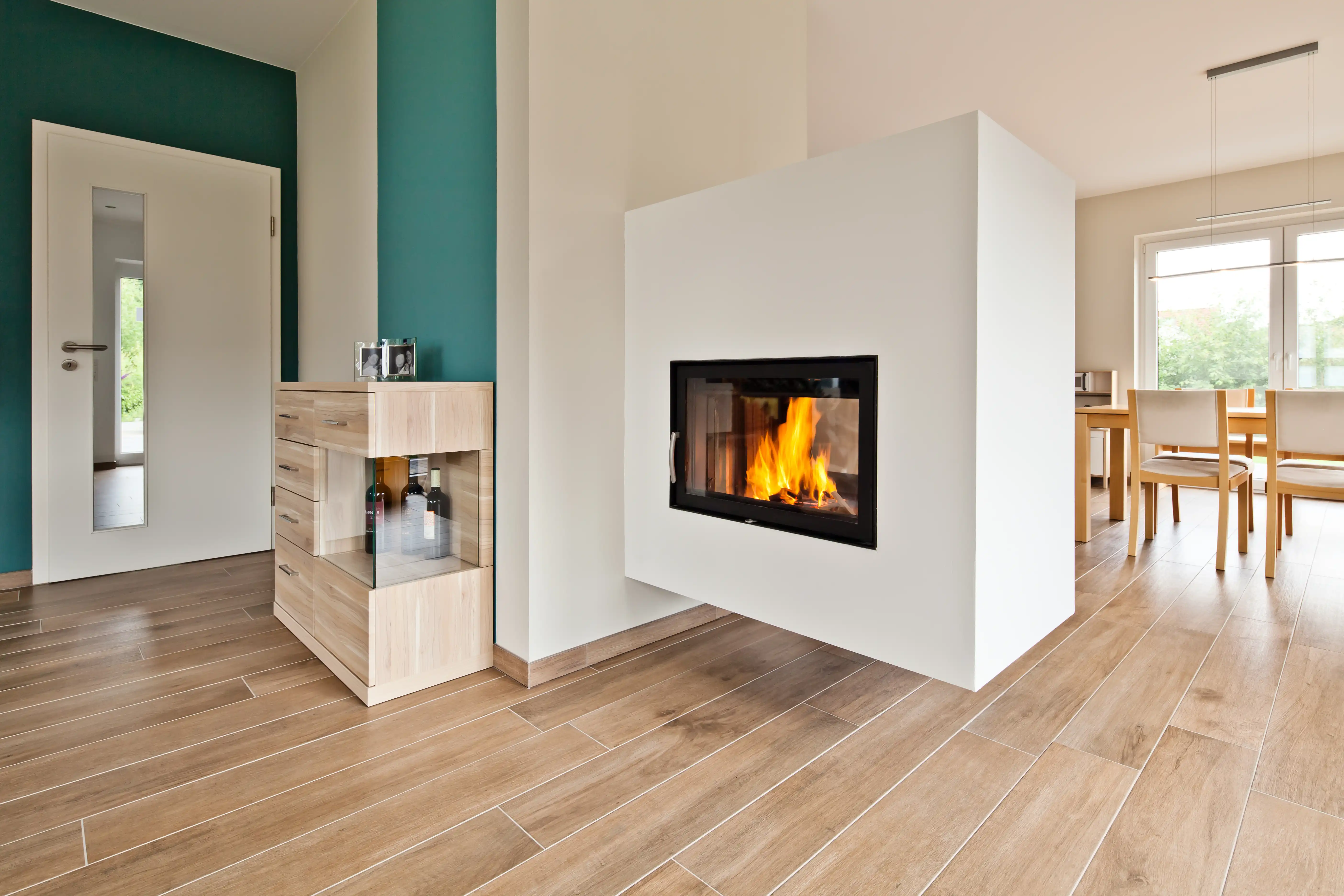 Schwebender Kamin als Trenner zwischen Wohnzimmer und Esszimmer