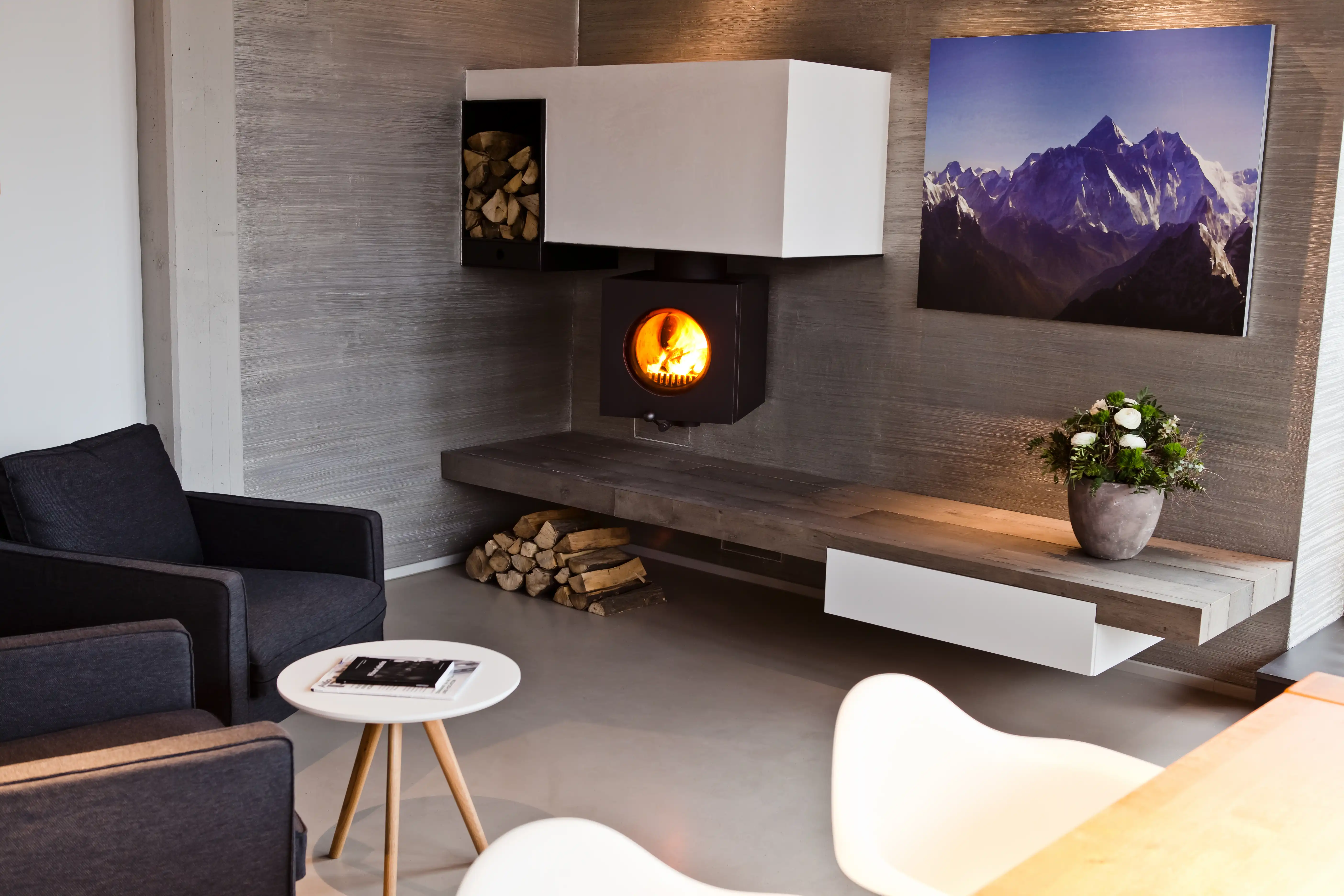 Schwebender Kamin mit Holzfach darunter