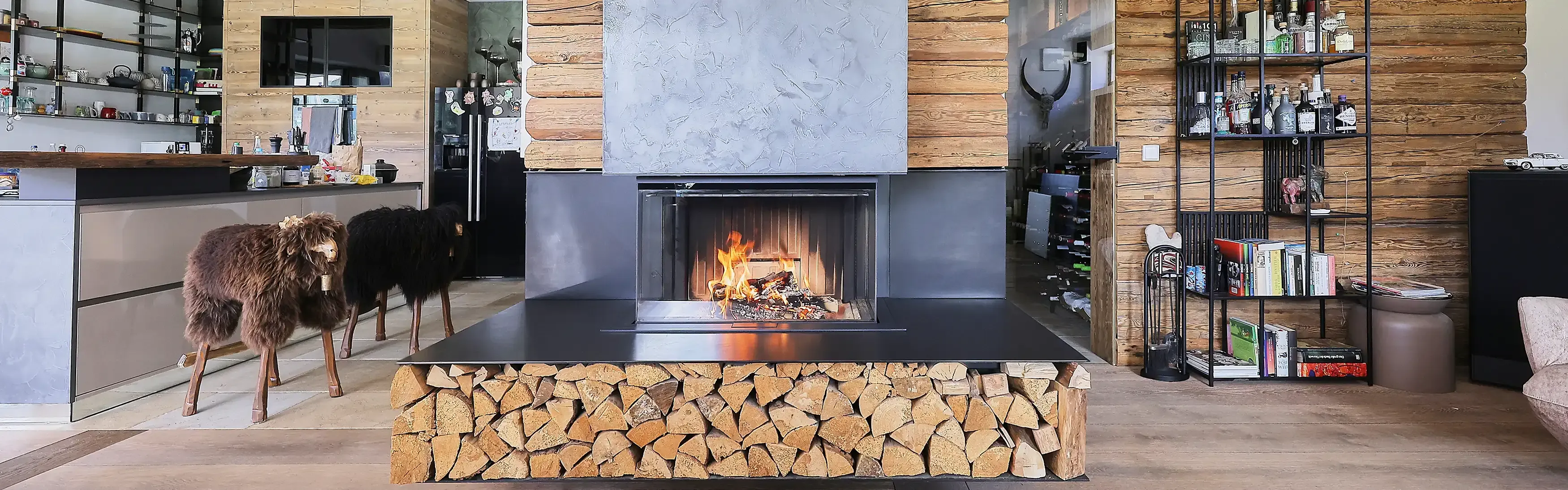 Ofenbauer Bad Tölz Headerbild - gemütlicher Kamin mit Holzfach