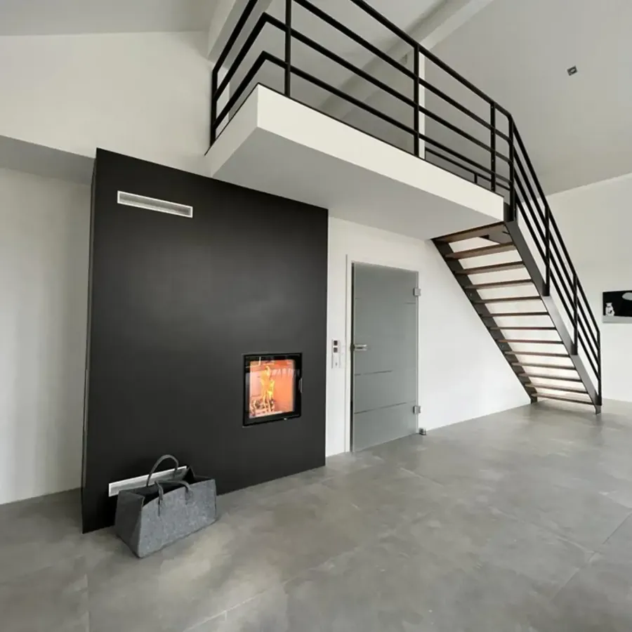 Ofenbauer Bad Tölz Kamin an der Wand 